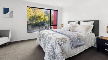 3 bedrooms, desk, WiFi, bed sheets