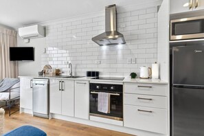 Een koelkast, een magnetron, een oven, een kookplaat