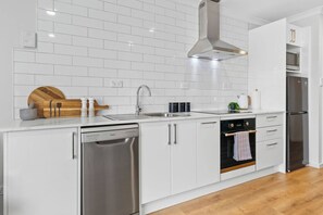 Een koelkast, een magnetron, een oven, een kookplaat