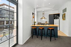 ثلاجة، ميكروويف، غسالة أطباق، محمصة خبز