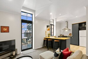 Un appartement moderne comprenant une cuisine, un coin repas et un salon.