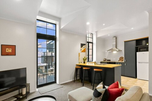 Heart of Hamilton Loft – Light, Luxury & Location