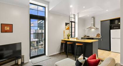 Heart of Hamilton Loft – Light, Luxury & Location