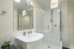 Hair dryer - Upmarket- Heart of Hamilton Apt (Hamilton)