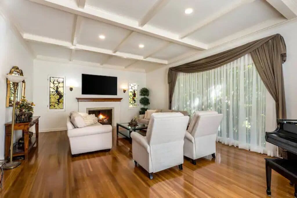 Smart TV, ping pong, books, computer monitors