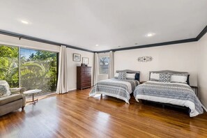 6 chambres, bureau, fer et planche à repasser, lit de bébé portatif