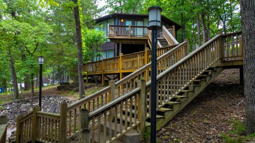 Escape to the Trees: Your Lake of the Ozarks Villa with Resort Perks!