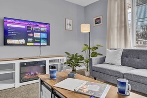 Smart TV, chimenea y tenis de mesa