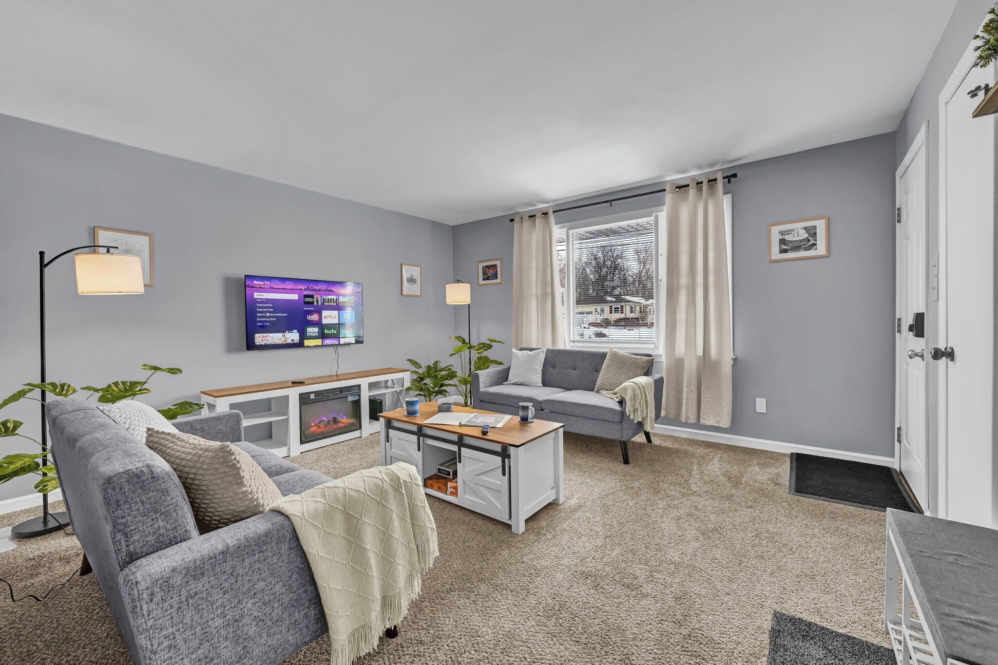 TV connectée, cheminée, table de tennis de table