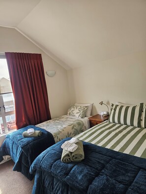 2 chambres, fer et planche à repasser, draps fournis