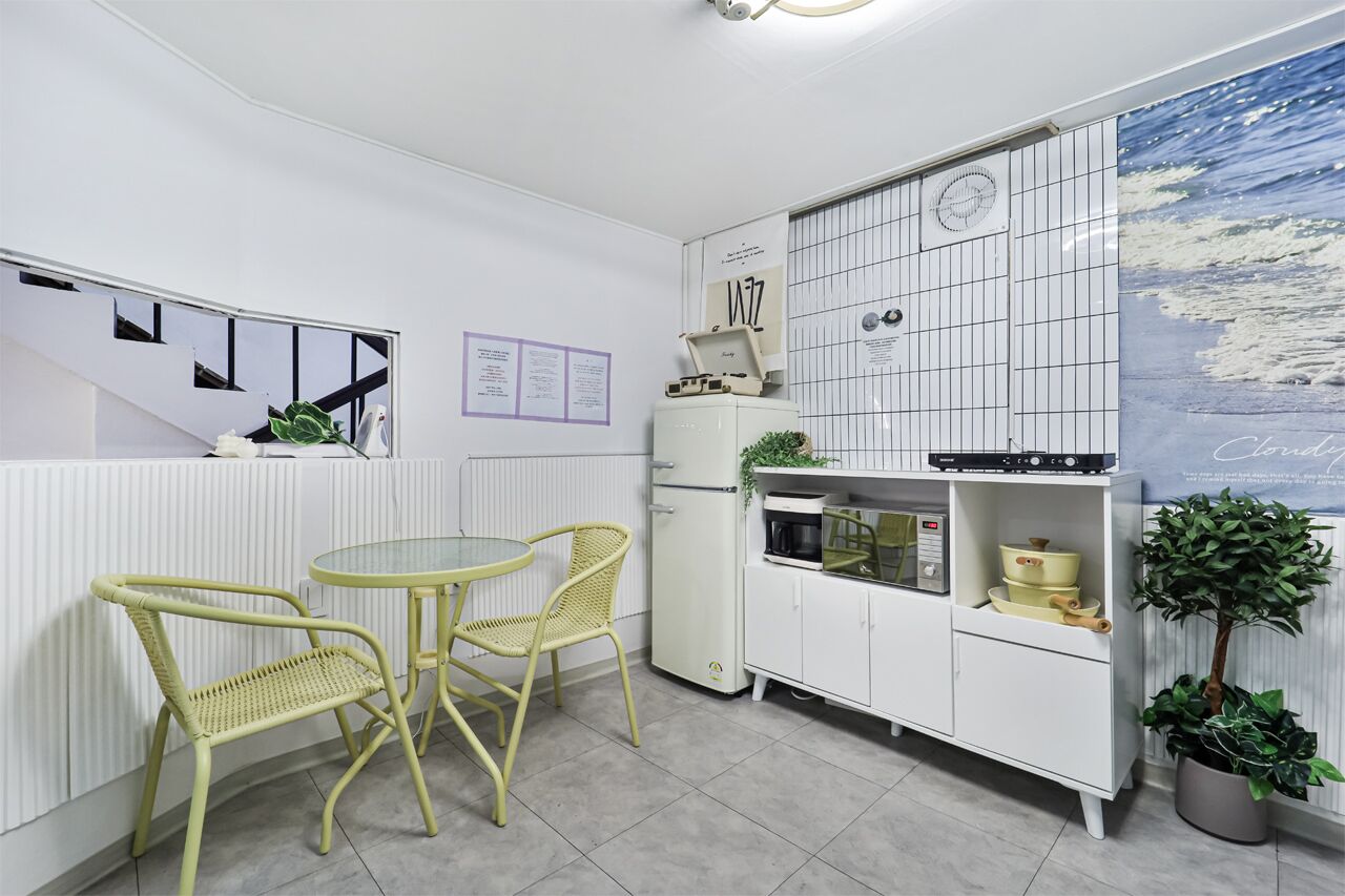 Cookware/dishes/utensils, paper towels