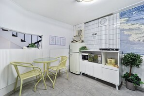 Utensilios de cocina y papel de cocina