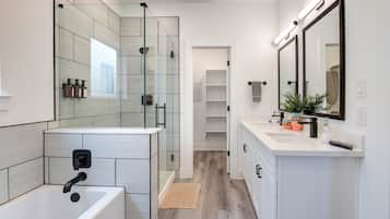 Haartrockner, Bidet, Handtücher, Seife