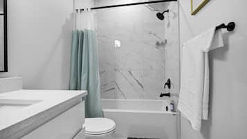 Serviettes fournies, savon, papier toilette