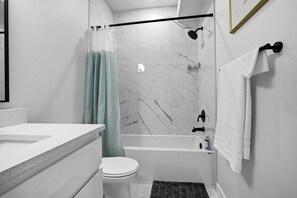 Serviettes fournies, savon, papier toilette