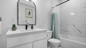 Serviettes fournies, savon, papier toilette