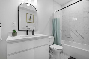 Serviettes fournies, savon, papier toilette