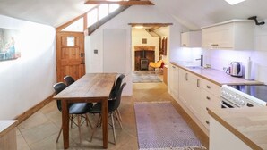 Fridge, microwave, oven, stovetop - Ravensthorpe Rural Retreat (Northampton)