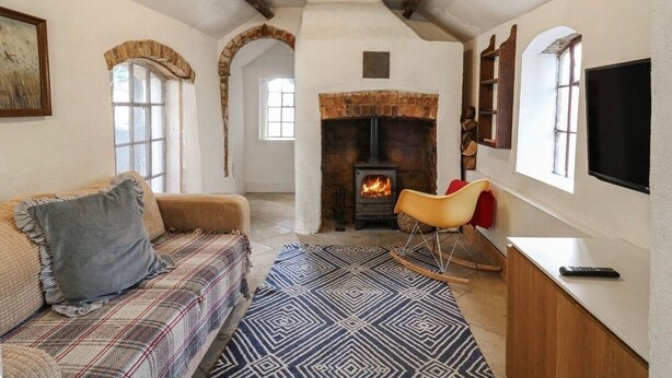 TV, fireplace - Ravensthorpe Rural Retreat (Northampton)
