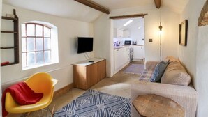 TV, fireplace - Ravensthorpe Rural Retreat (Northampton)