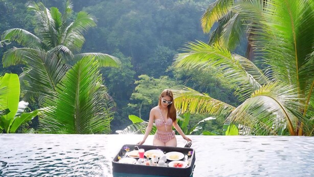 A person in a pool with a tray of food and drinks. - Room-secret Forest Hideaway Near Ubud (Ubud)