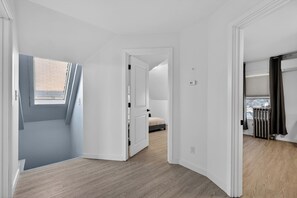 5 habitaciones, tabla de planchar con plancha, wifi y ropa de cama