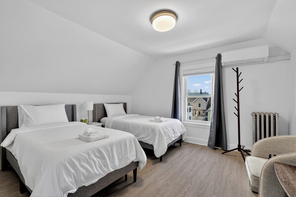 5 bedrooms, iron/ironing board, WiFi, bed sheets