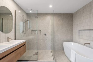 Shower, towels, shampoo - The St Albans Escape (Christchurch)