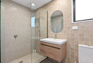 Shower, towels, shampoo - The St Albans Escape (Christchurch)