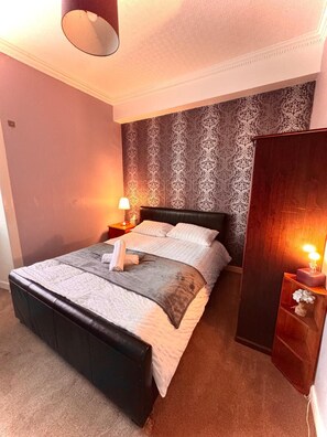 2 bedrooms, iron/ironing board, WiFi, bed sheets -  Edinburgh Haymarket Spacious  2 bedroom (Edinburgh)