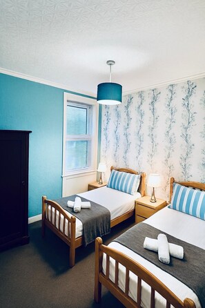 2 bedrooms, iron/ironing board, WiFi, bed sheets -  Edinburgh Haymarket Spacious  2 bedroom (Edinburgh)
