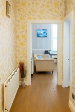 TV, fireplace -  Edinburgh Haymarket Spacious  2 bedroom (Edinburgh)