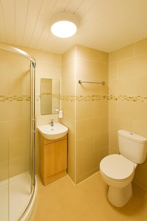 Douche, sèche-cheveux, serviettes fournies, savon