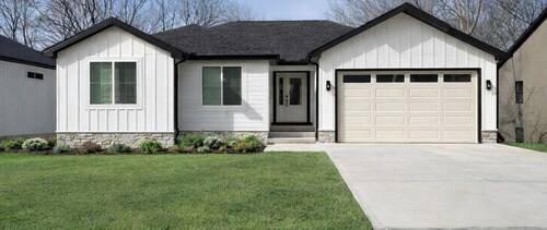 New 4BR Modern Home ~ 5 minutes to MCI ~ 30 minutes to Arrowhead Stadium