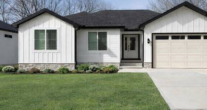 New 4BR Modern Home ~ 5 minutes to MCI ~ 30 minutes to Arrowhead Stadium