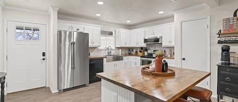 Coffee/tea maker, fridge, microwave, oven