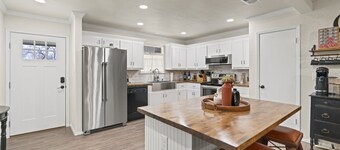 4BR Sleeps 11 | Near Dell Diamond + Summer Nights
