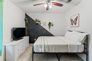 4 bedrooms, free WiFi - TWO STEP FEST Shamrock Twilight & Sleeps 11 | Pets (Georgetown)