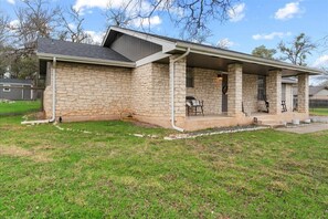 Exterior - TWO STEP FEST Shamrock Twilight & Sleeps 11 | Pets (Georgetown)