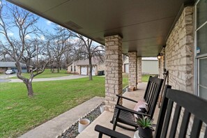 Terrace/patio - TWO STEP FEST Shamrock Twilight & Sleeps 11 | Pets (Georgetown)