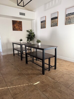 Dining - Relax and work Close to stadiums, golf, restaurants, and outdoor activities (Glendale)