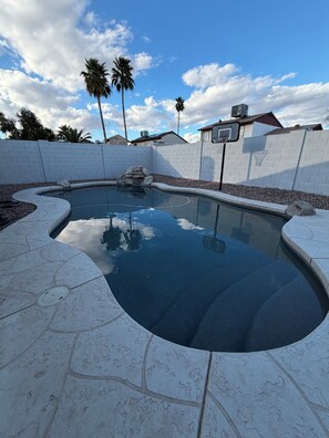 Outdoor pool - Relax and work Close to stadiums, golf, restaurants, and outdoor activities (Glendale)