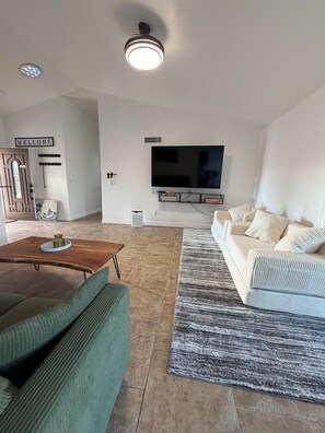 Smart TV - Relax and work Close to stadiums, golf, restaurants, and outdoor activities (Glendale)