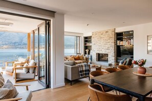 Televisión, chimenea y estéreo 