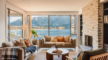 Televisión, chimenea y estéreo