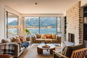 Televisión, chimenea y estéreo 