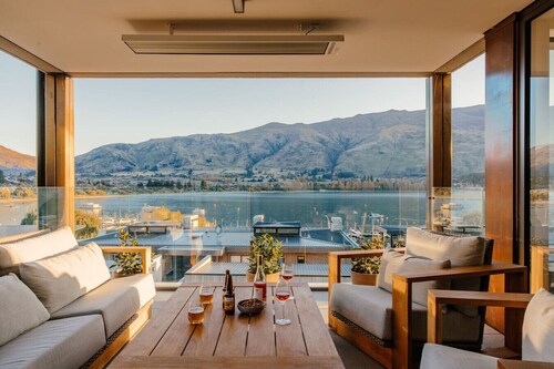 Azure Luxe Lakeside Retreat – Pool • Spa • Gym