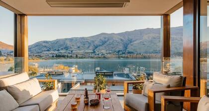 Azure Luxe Lakeside Retreat – Pool • Spa • Gym