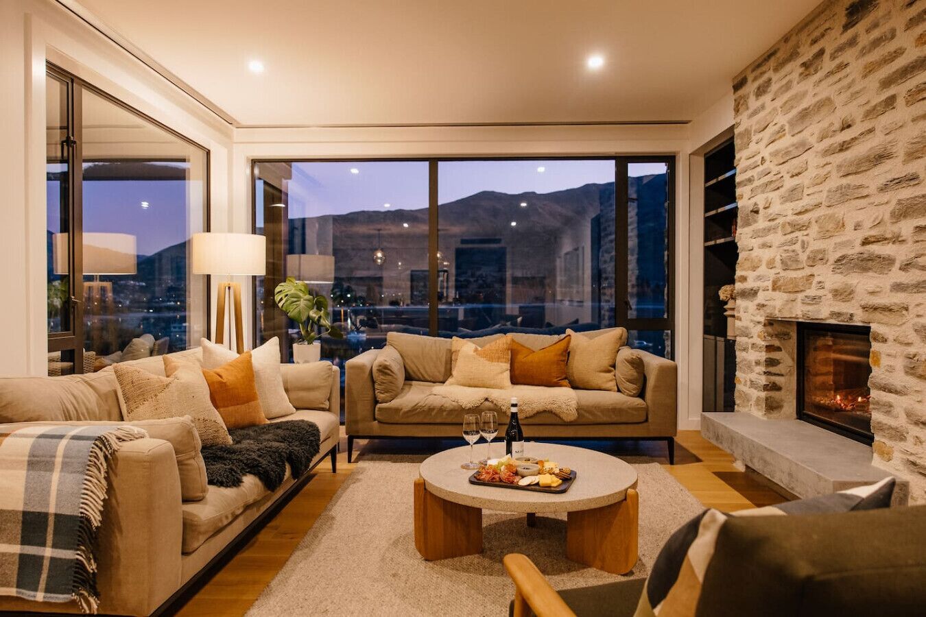 Televisión, chimenea y estéreo 