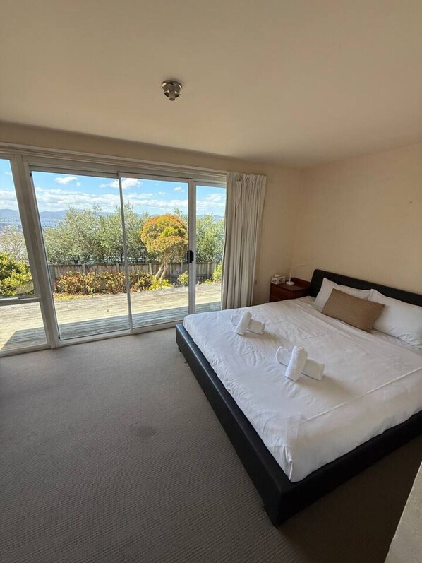 Desk, iron/ironing board, WiFi, bed sheets - Elevated Water Views | Peaceful 4BR Retreat (Dynnyrne)